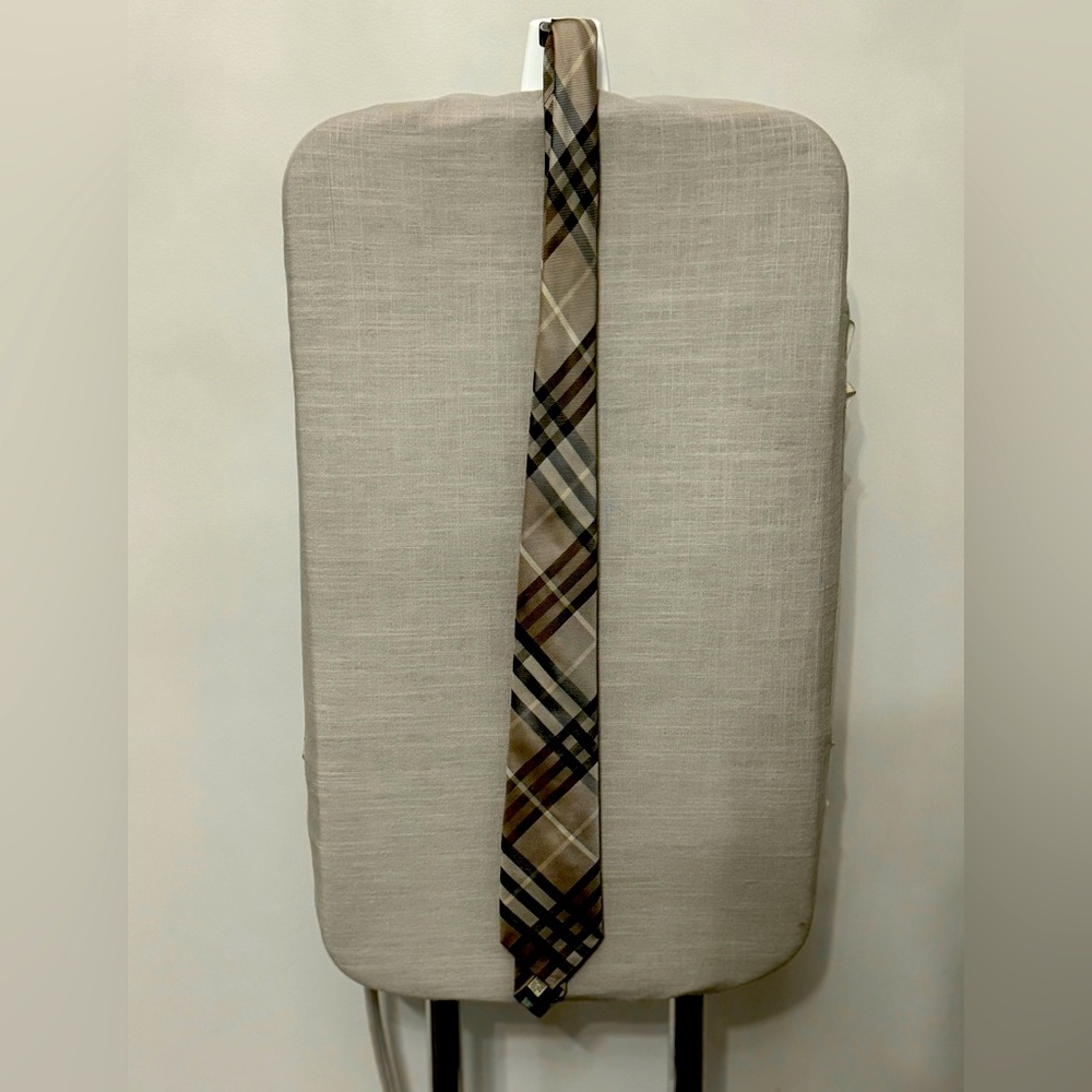 Burberry Iconic Tie – Timeless Sophistication, Refined Luxury